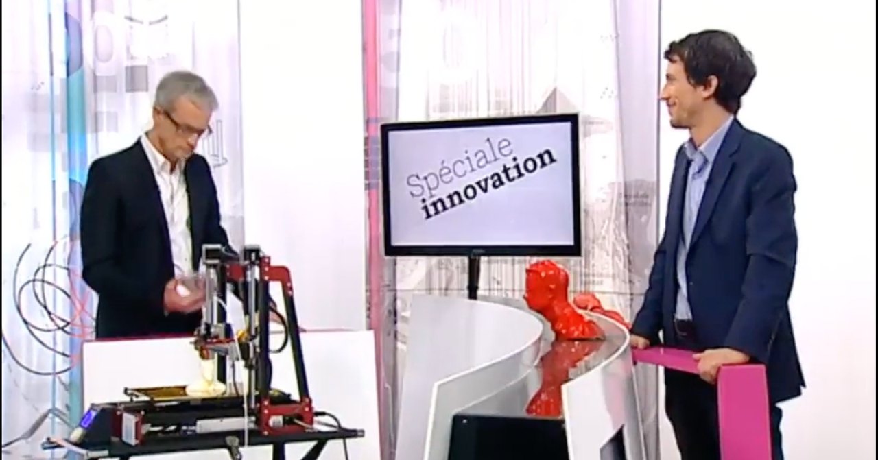 Alexandre J.E Perez on the live RTS T.T.C. ‘Spéciale innovation’ set, demoing the 3Dfunlab 3D printer with host Patrick Fischer