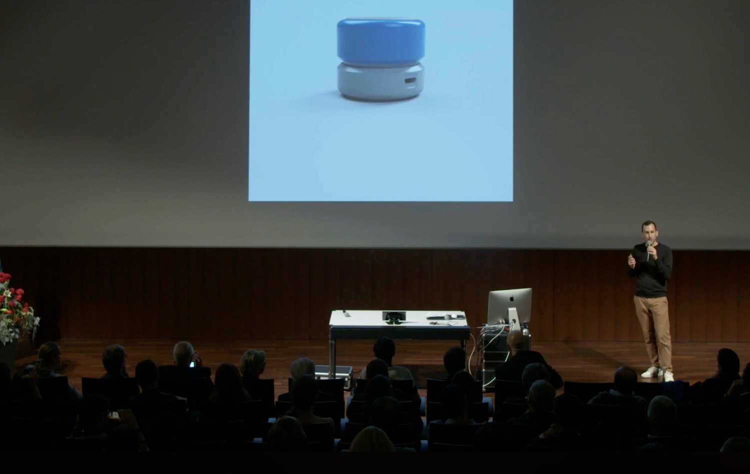 Alexandre J.E Perez presenting the Pneumoscope on stage — Innovation By Design 2019